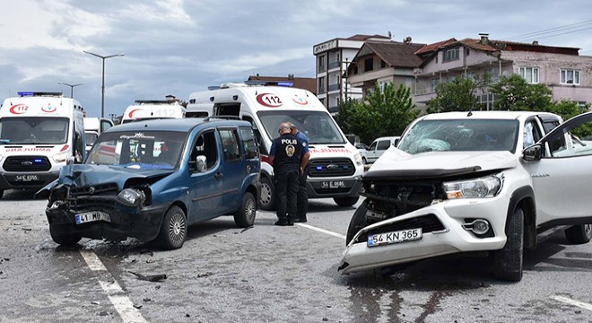 Hendek’te 3 araç çarpıştı: 6 yaralı