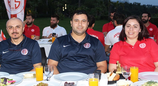 Hentbol takımı iftarda buluştu