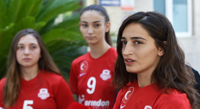 Hentbolcu kızlar: Her golden sonra formamızdaki ay yıldızı öptük