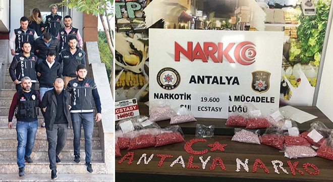 Hepsi Antalya'da bir otomobilden çıktı