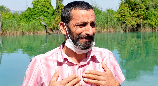 Her gün oğlunun boğulduğu yere gelip, gözyaşı döküyor