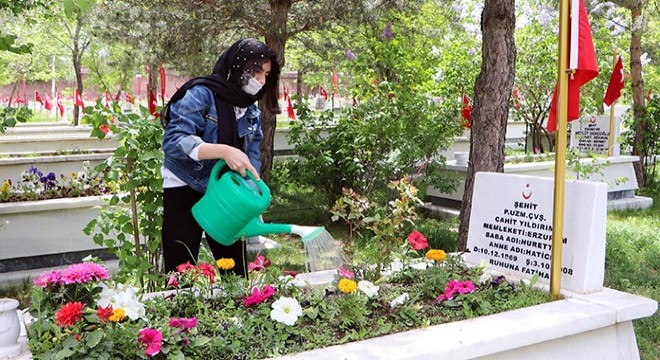 Her izin gününde şehit babasının kabrine gidiyor