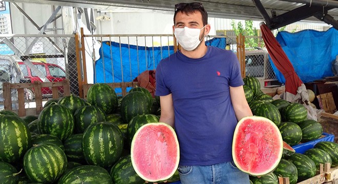 Herkes alabilsin diye karpuzları yarım ve çeyrek olarak satıyor