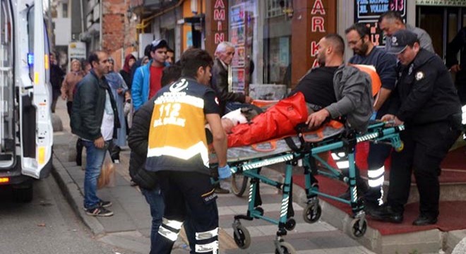 Hesaba itiraz etti, bacaklarından vuruldu