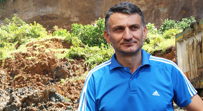 Heyelan altında kalan 4 otomobile ulaşılamadı