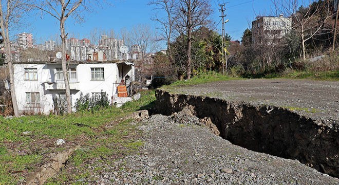 Heyelan meydana gelen arazide derin yarıklar oluştu