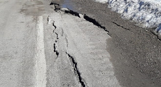 Heyelan nedeniyle yolda yarık oluştu