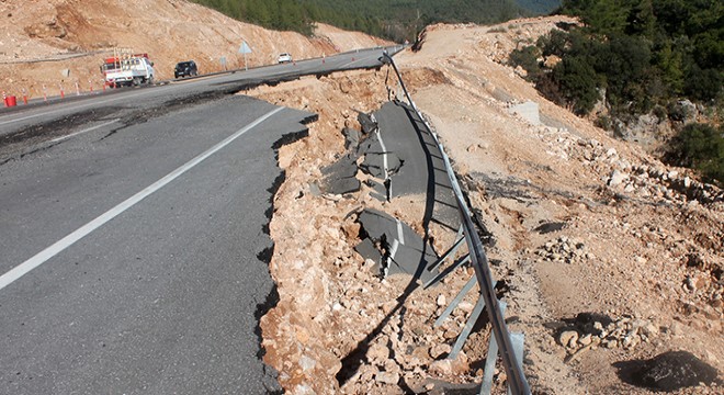 Heyelan olan yolun girişi ve çıkışı dubayla kapatıldı