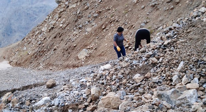 Heyelanda mahsur kalan 11 kişi kurtarıldı