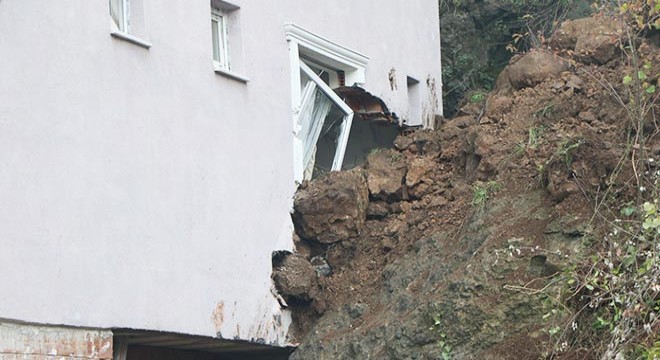 Heyelanda duvarı yıkılan 4 katlı bina tahliye edildi