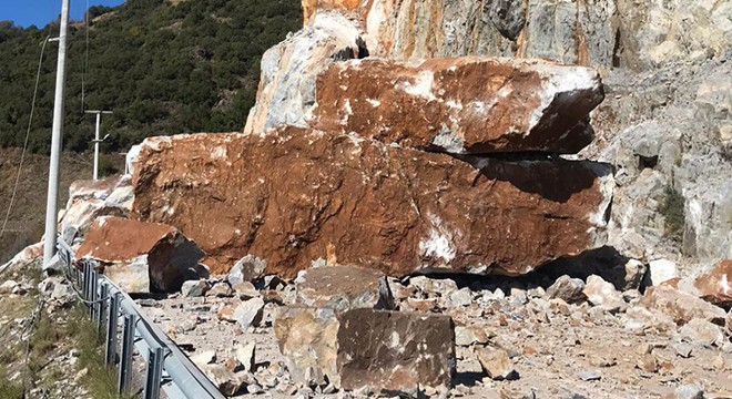 Heyelanda yolu kapatan dev kaya, 15 saatlik çalışmayla kırıldı