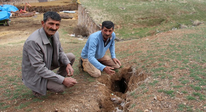 Heyelanın oluşturduğu yarıklardan korkan kardeşler yardım istiyor