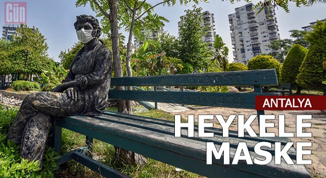 Heykele maske taktılar