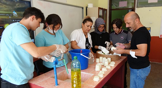 Hijyene dikkat çekmek için kendi sabunlarını ürettiler