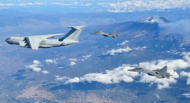 Hindistan da orduya ait eğitim uçağı düştü