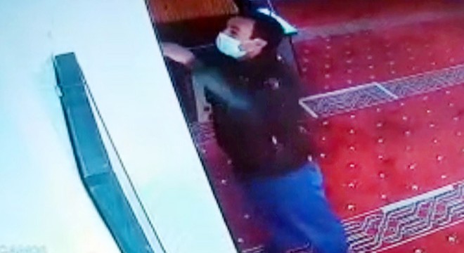 Hırsız, yardım parası ve sadaka kutusundaki bozuklukları çaldı