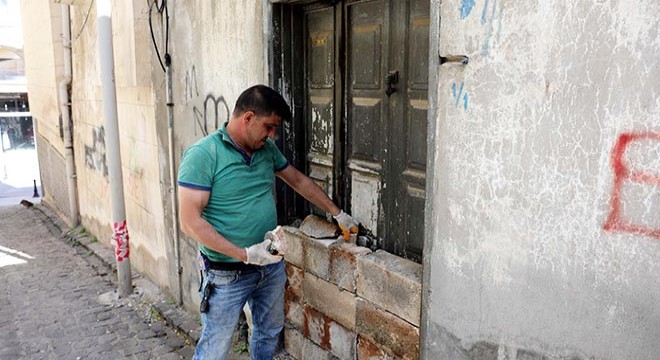 Hırsızlardan korumak için tarihi evlerin kapılarına duvar ördüler