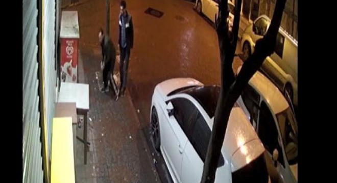 Hırsızların kaçarken düşürdüklerini yoldan geçenler aldı