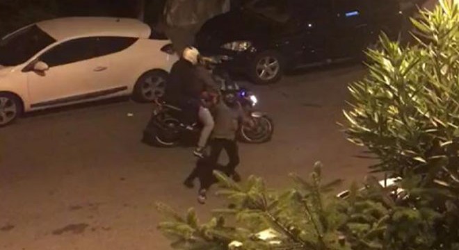 Hırsızların kendilerini cep telefonuyla görüntüleyen adama ateş etme anı