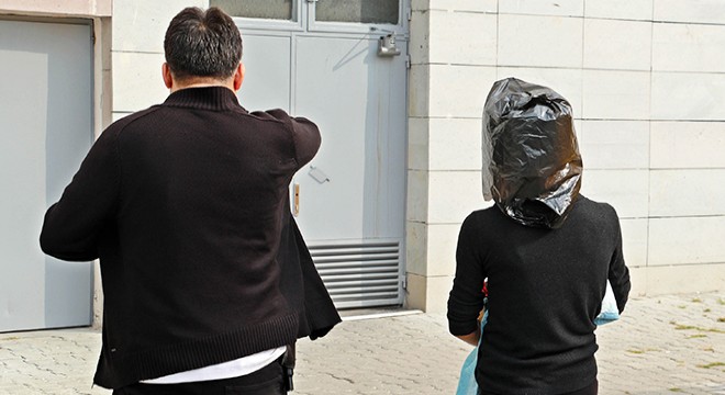 Hırsızlık şüphelisi başına siyah poşet takıp 'nasıl poz' dedi