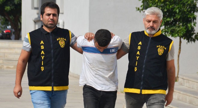 Hırsızlık şüphelisi, polis aracının önüne düştü