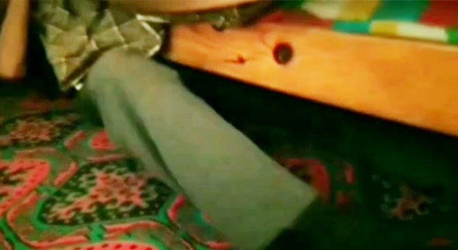 Hırsızlık şüphelisi, yatağın altında saklanırken yakalandı