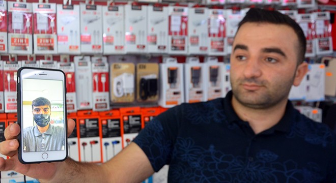 Hırsızlık şüphelisinin selfie merakı kamerada
