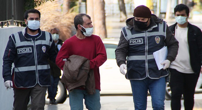 Hırsızlık şüphelisi, adliyeye polisin verdiği terlikle çıktı