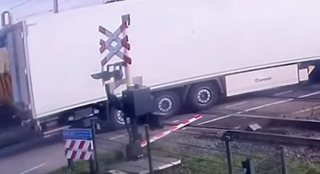 Hollanda’da tren, TIR’a çarptı: 5 yaralı