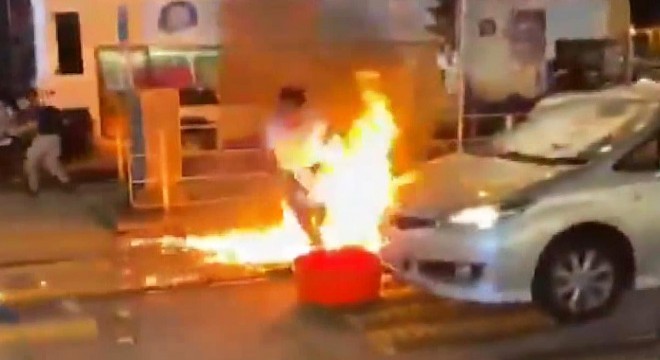 Hong Kong’da çocuk protestocuyu vuran polise linç girişimi