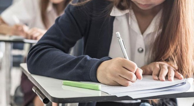 Hortumda zarar gören okulda öğrenci yaralandı