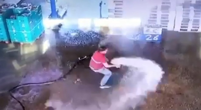 Hortumla temizlik yapan işçi zor anlar yaşadı