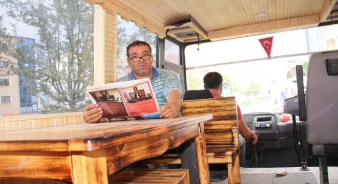 Hurda midibüsü karavana çeviriyor