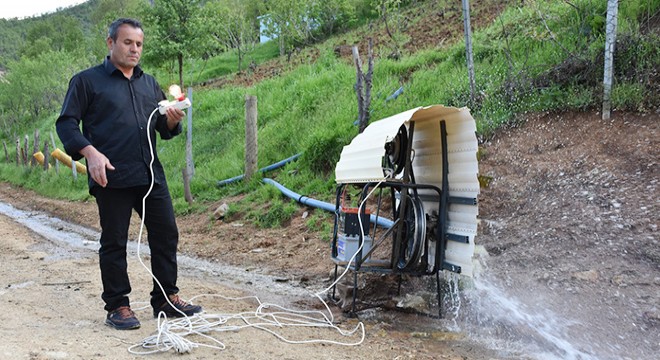 Hurda motosiklet jantıyla evine 'elektrik' üretiyor