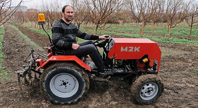 Hurda parçalarla garajında mini traktör yaptı
