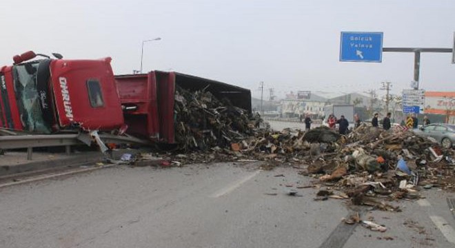 Hurda yüklü TIR devrildi, sürücü yaralandı