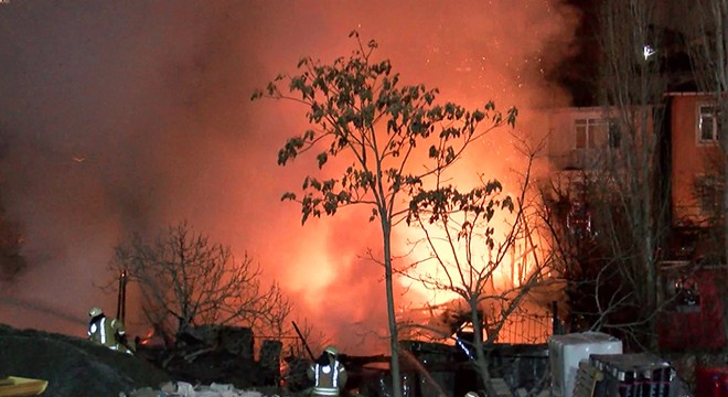 Hurdalık alandaki yangın 2 gecekonduyu kül etti