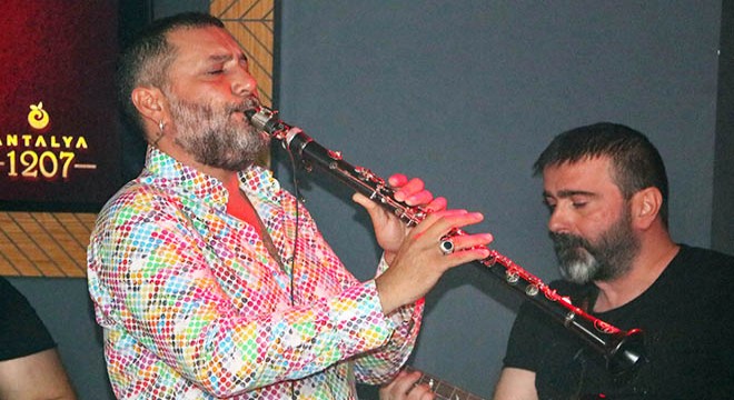 Hüsnü Şenlendirici'ye halasıyla birlikte konser teklifi