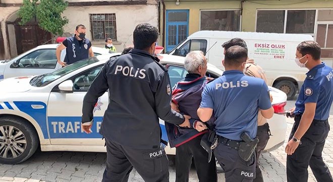 Husumetlisini bıçaklayıp kaçtı, kahvede çay içerken yakalandı