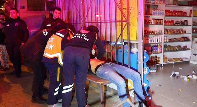 Husumetlisinin marketini basıp bıçakla yaraladı