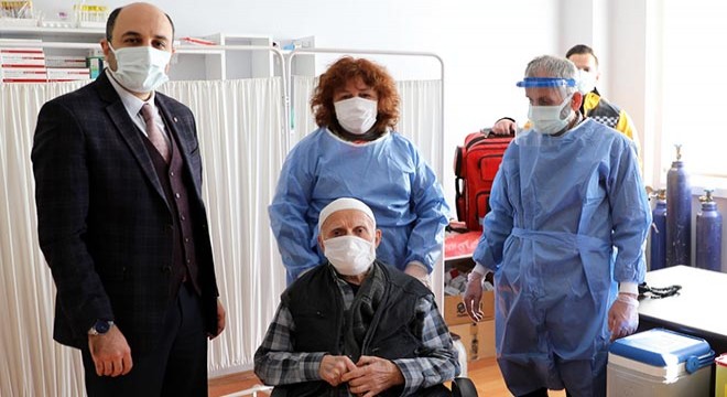 Huzurevi sakinlerine Covid-19 aşısı yapıldı