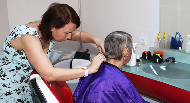 Huzurevi sakinlerine saç bakımı