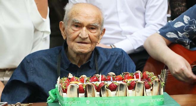 Huzurevinde 104'üncü yaş gününü kutladı