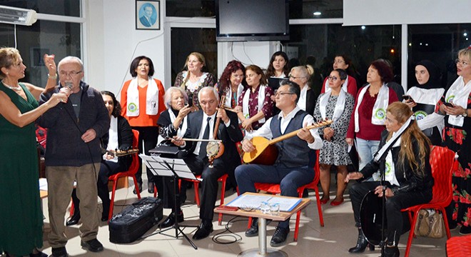 Huzurevinde türkü şenliği