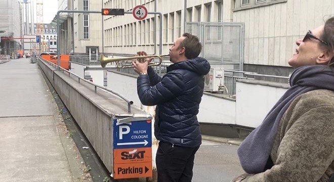 Huzurevindeki annesine böyle sürpriz yaptı