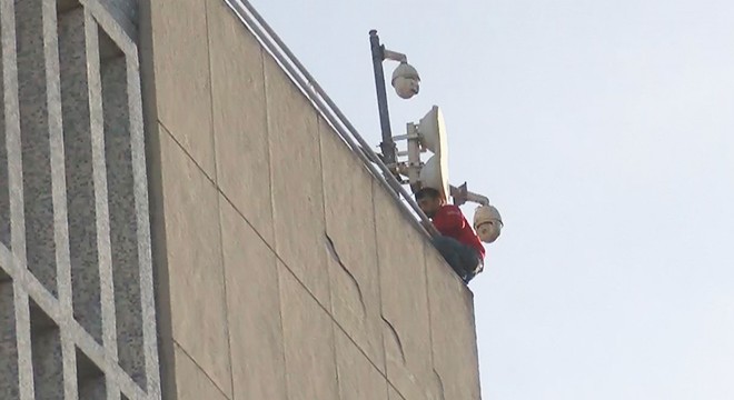 İBB'nin çatısında intihar girişimi