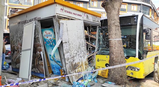 İETT otobüsü Halk Ekmek büfesine çarptı