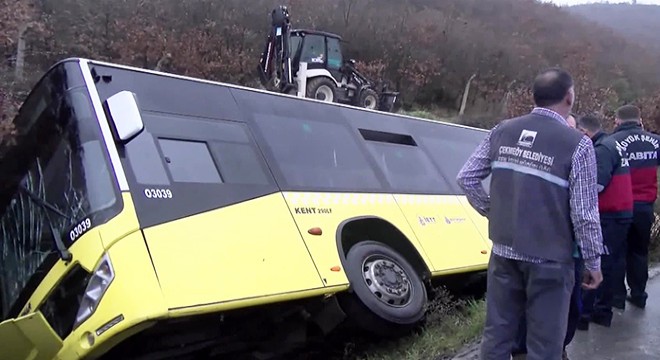 İETT otobüsü yan yattı: 1 ölü 13 yaralı