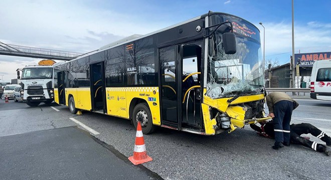 İETT otobüsü bariyerlere çarptı: Yaralılar var