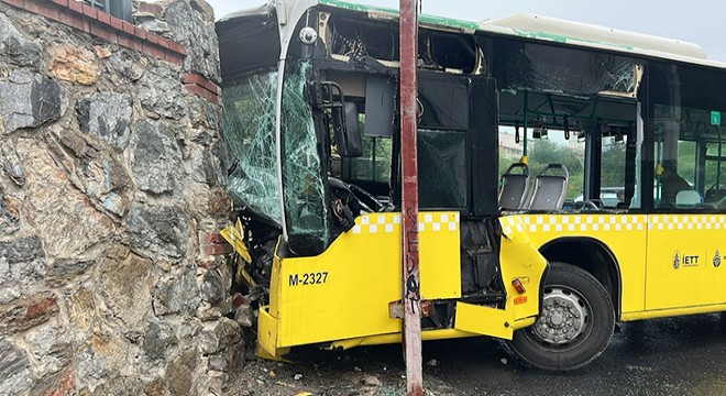 İETT otobüsü duvara çarptı: 2 kişi yaralı